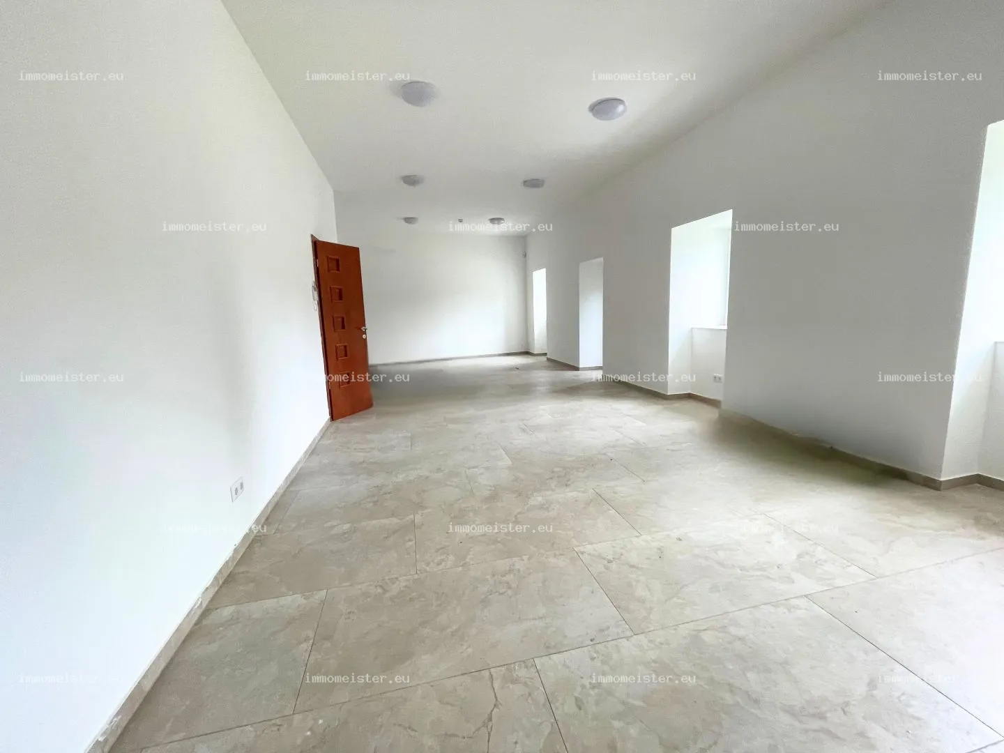 Kiadó 38 m2 üzlethelyiség, Öttevény