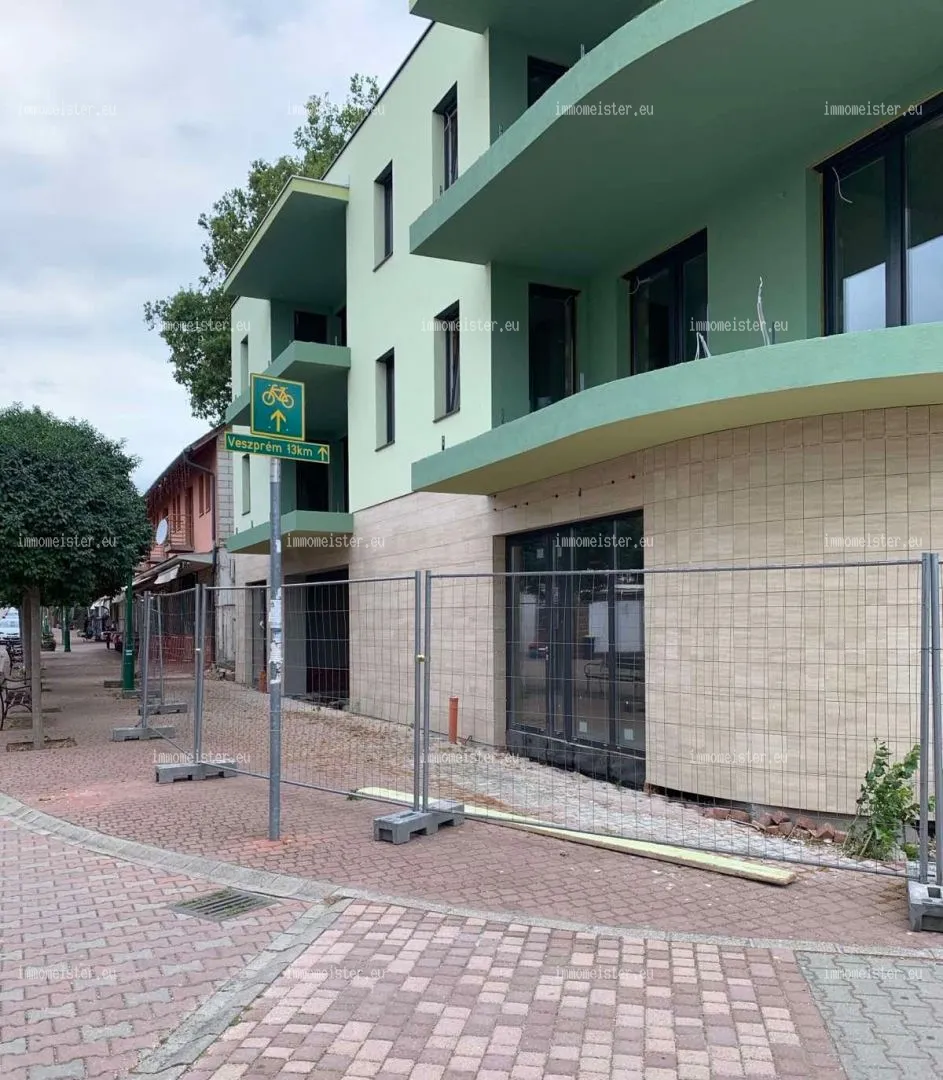 Kiadó 60 m2 új építésű üzlethelyiség, Balatonalmádi