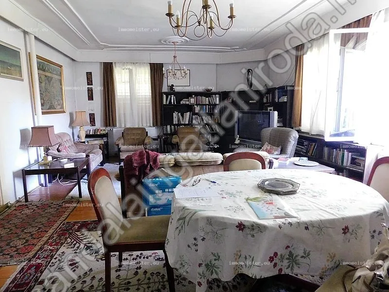 Önálló telekkel rendelkező családiház, panorámával, a Templom kert közelében .