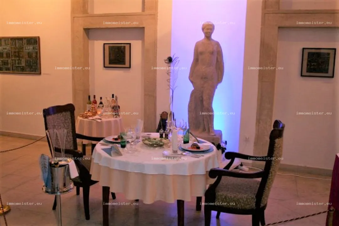 Eladó 1136 m2 üzlethelyiség, Győr