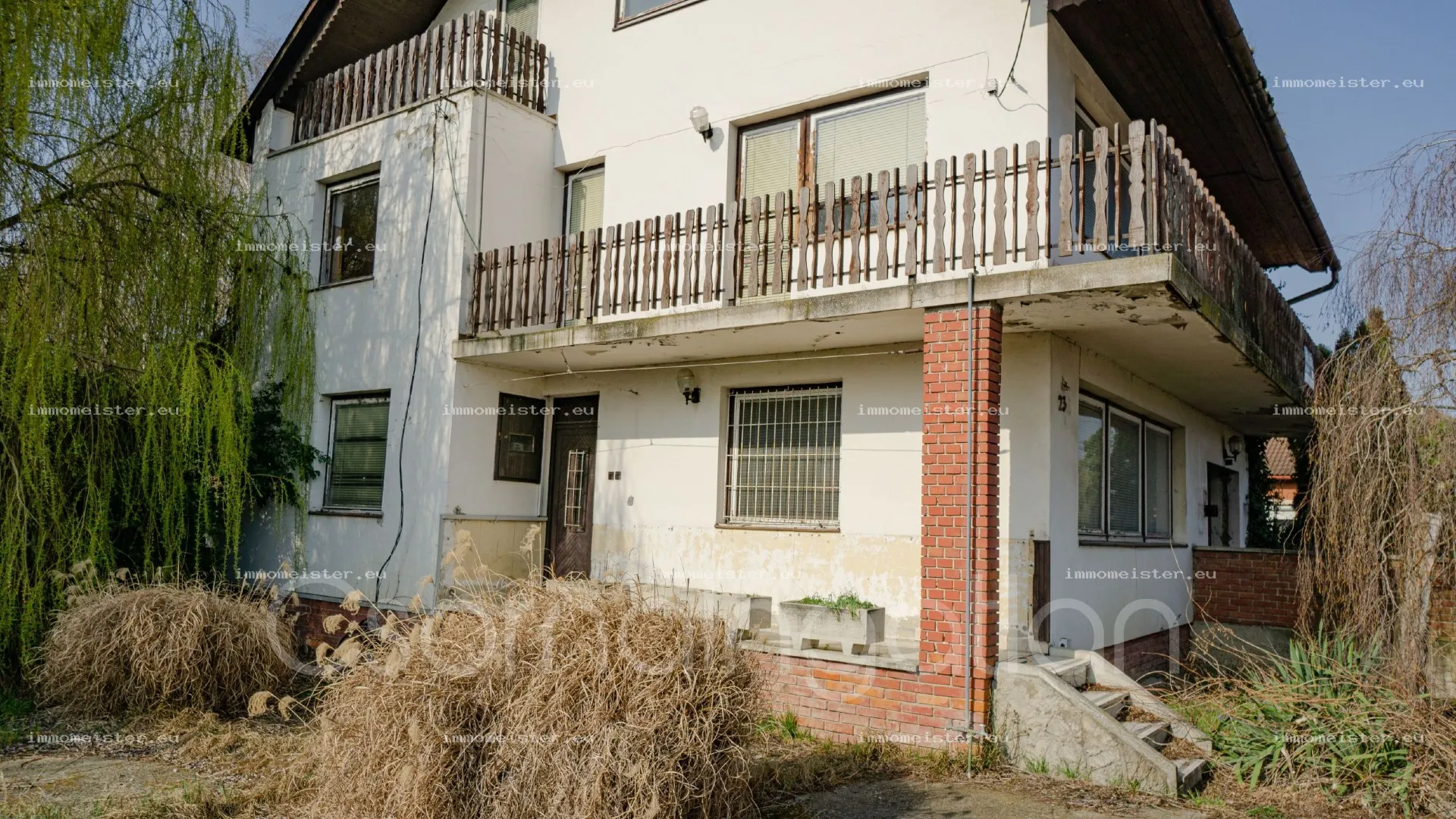 Abda - központban, egyedi, sok lehetőséget kínáló 240 m2-es családi ház ELADÓ