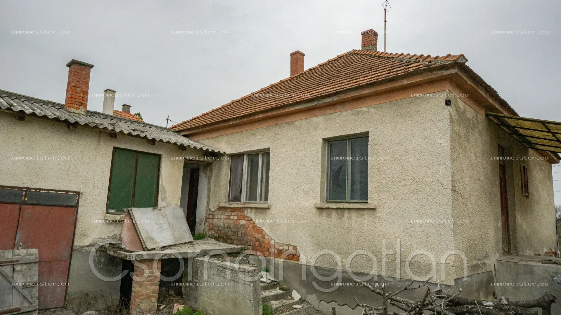 Bősárkány - magas alapos 2 + 1 félszobás családi ház eladó