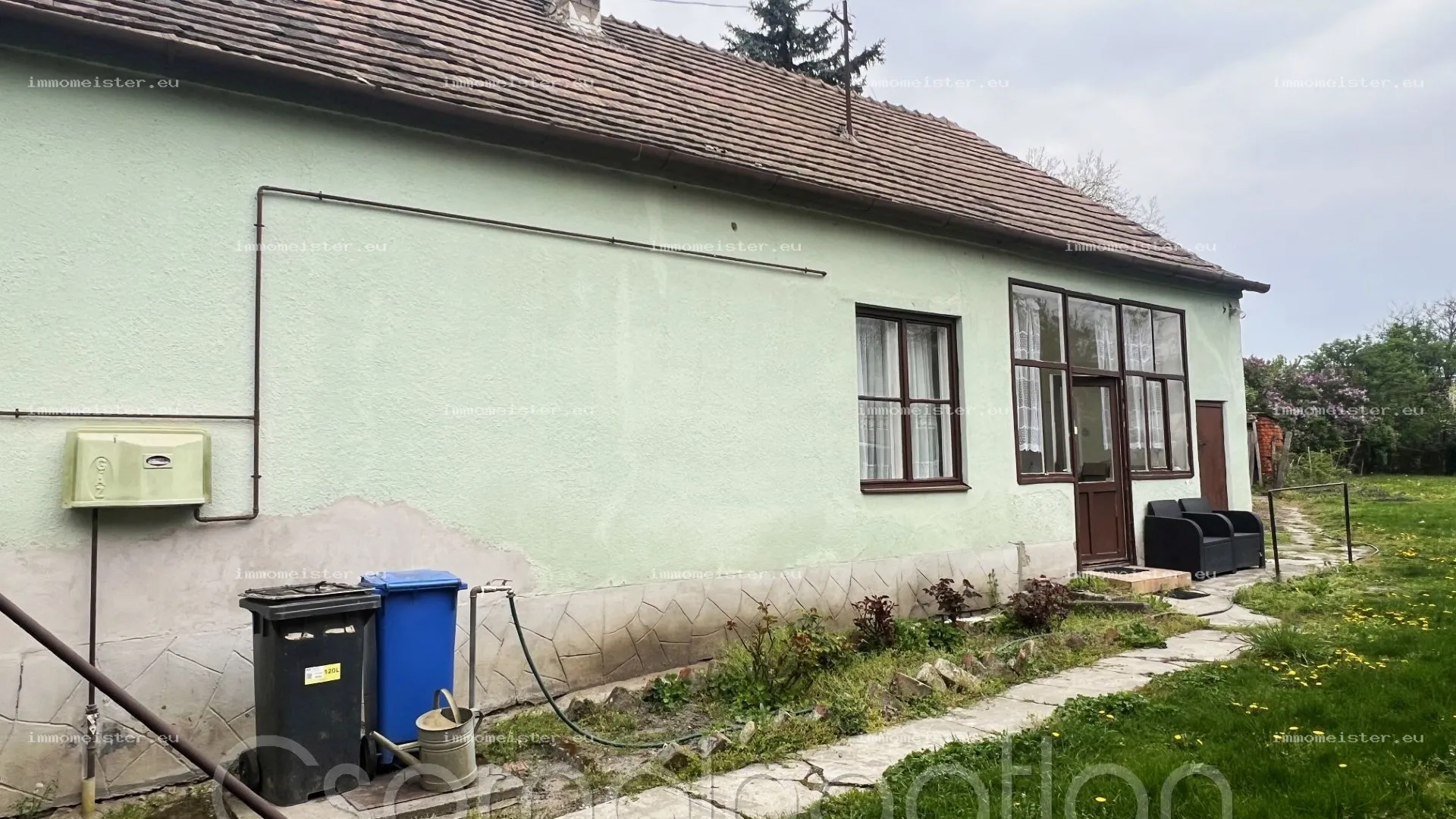 Haus zu Verkauf in Kóny