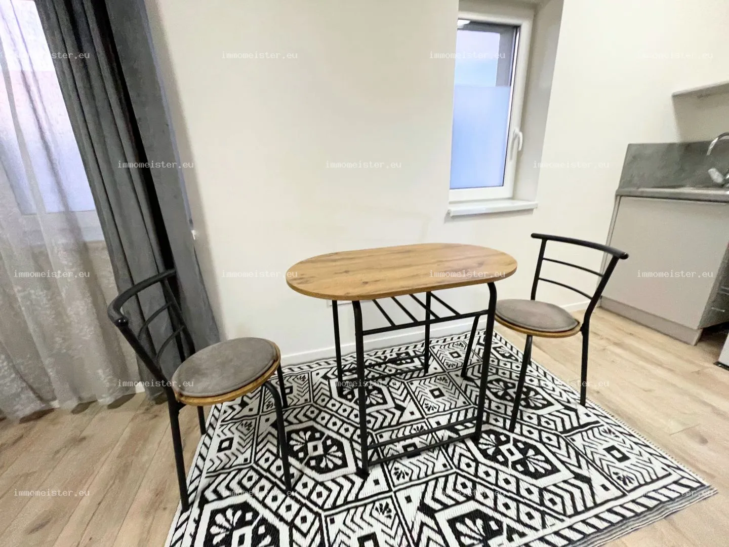 Kiadó 28 m2 tégla lakás, Győr