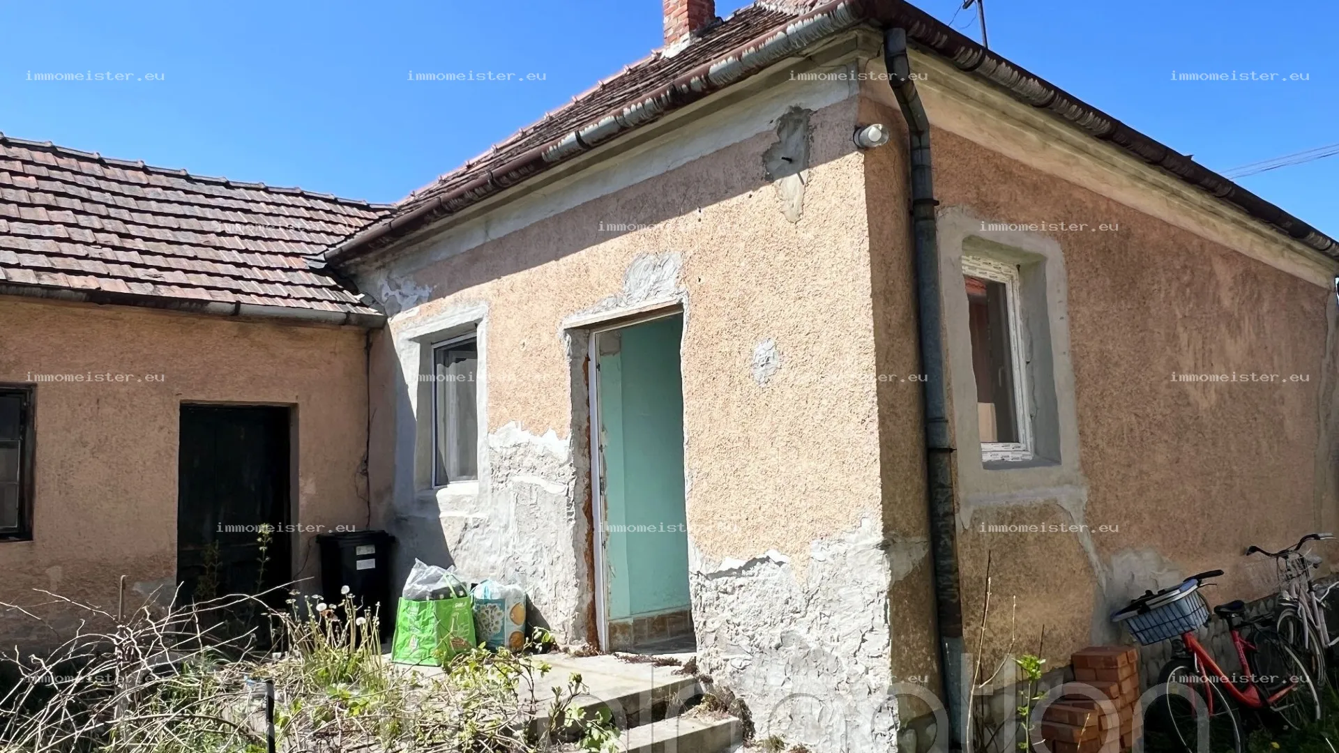 Csorna - felújítandó 2 szobás téglaház 482 m2-es telken eladó