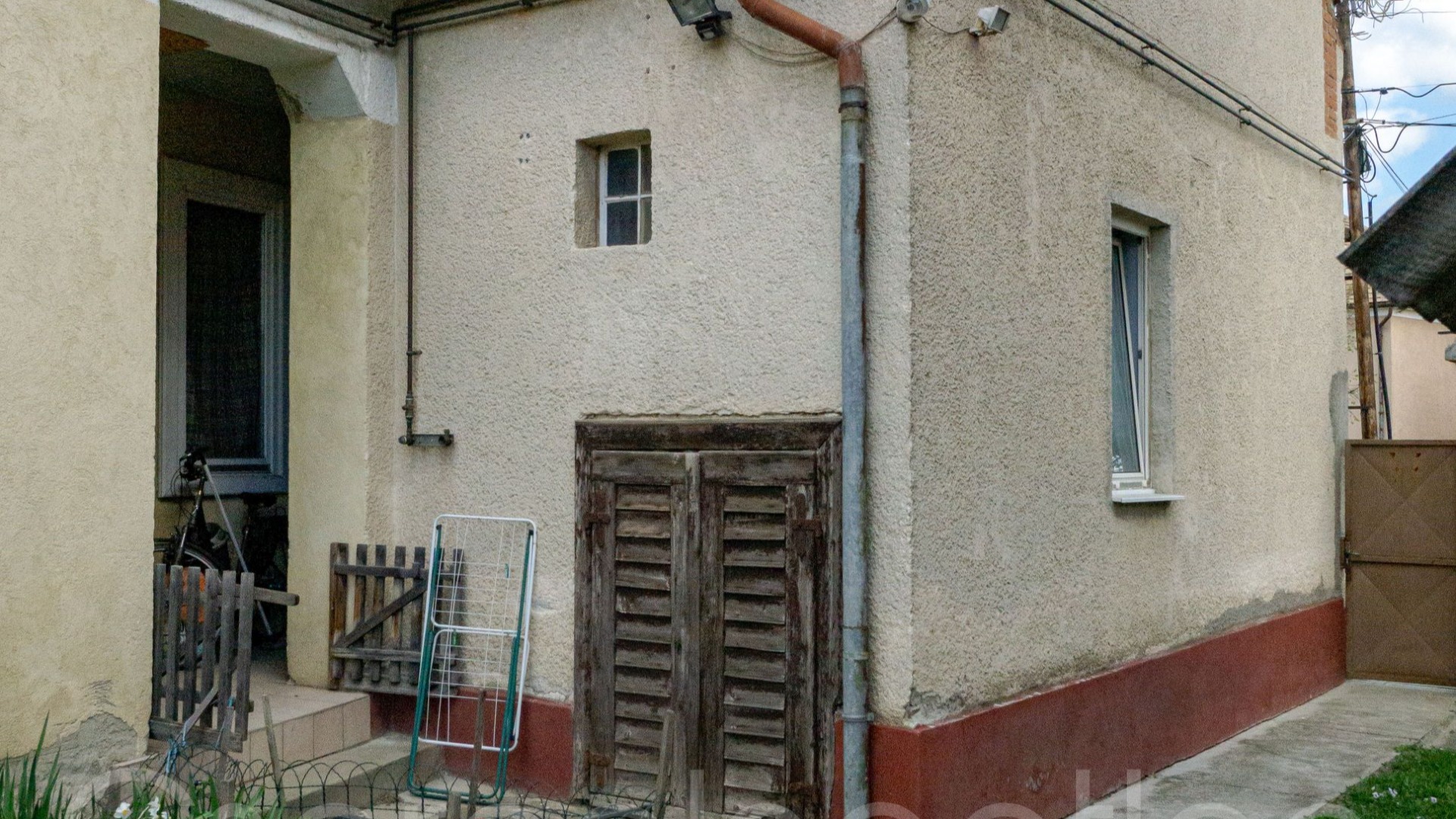 Kapuvár - Frekventált helyen lakás közös udvaron ELADÓ