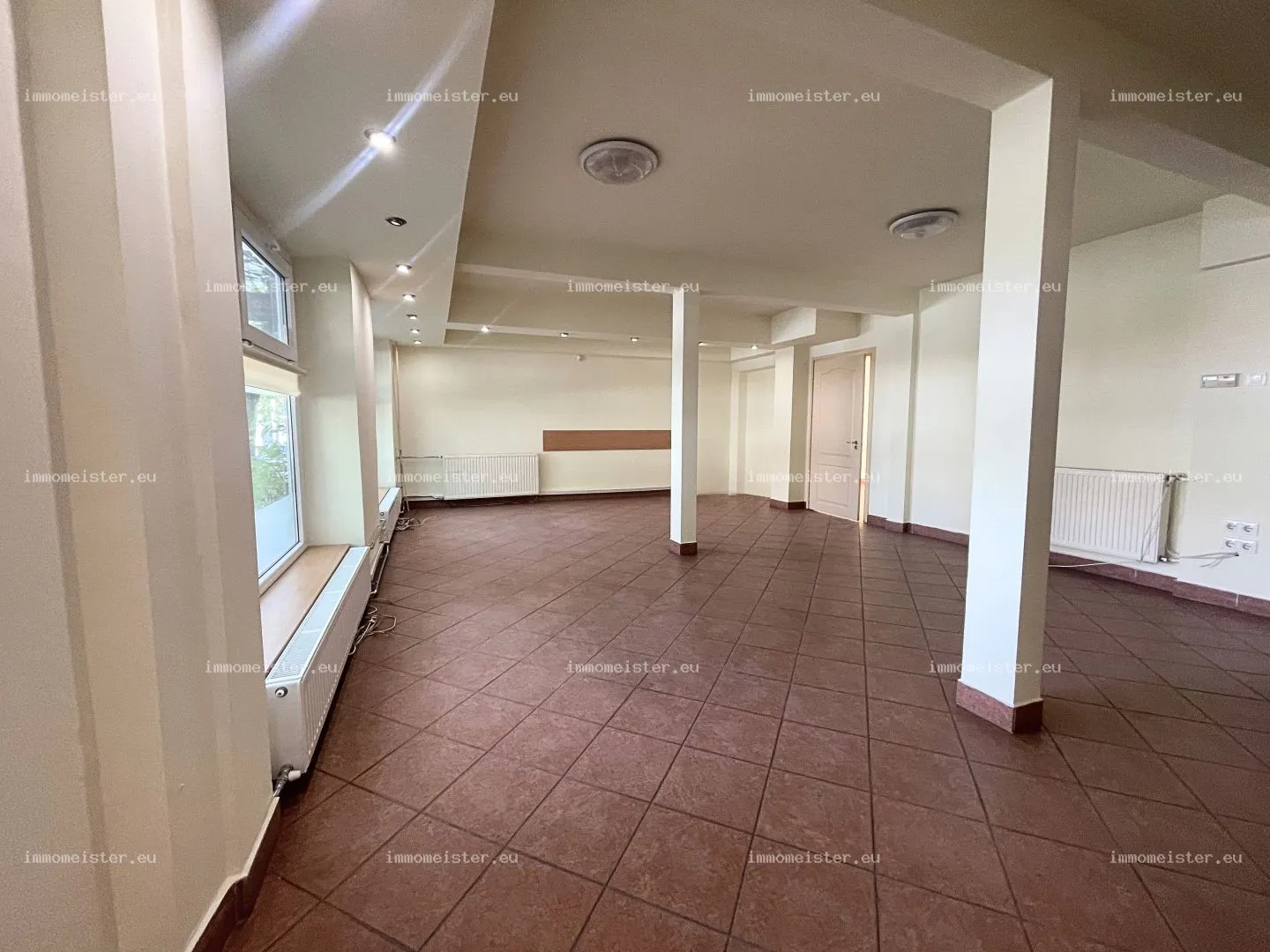 Eladó 93 m2 üzlethelyiség, Győr