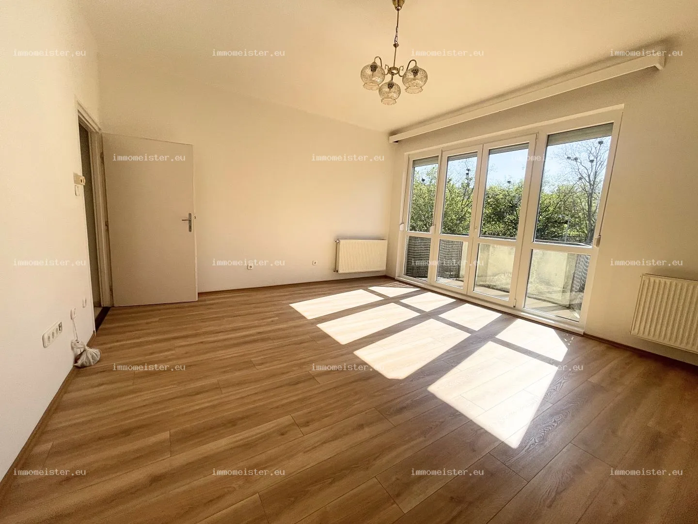 Kiadó 40 m2 tégla lakás, Győr
