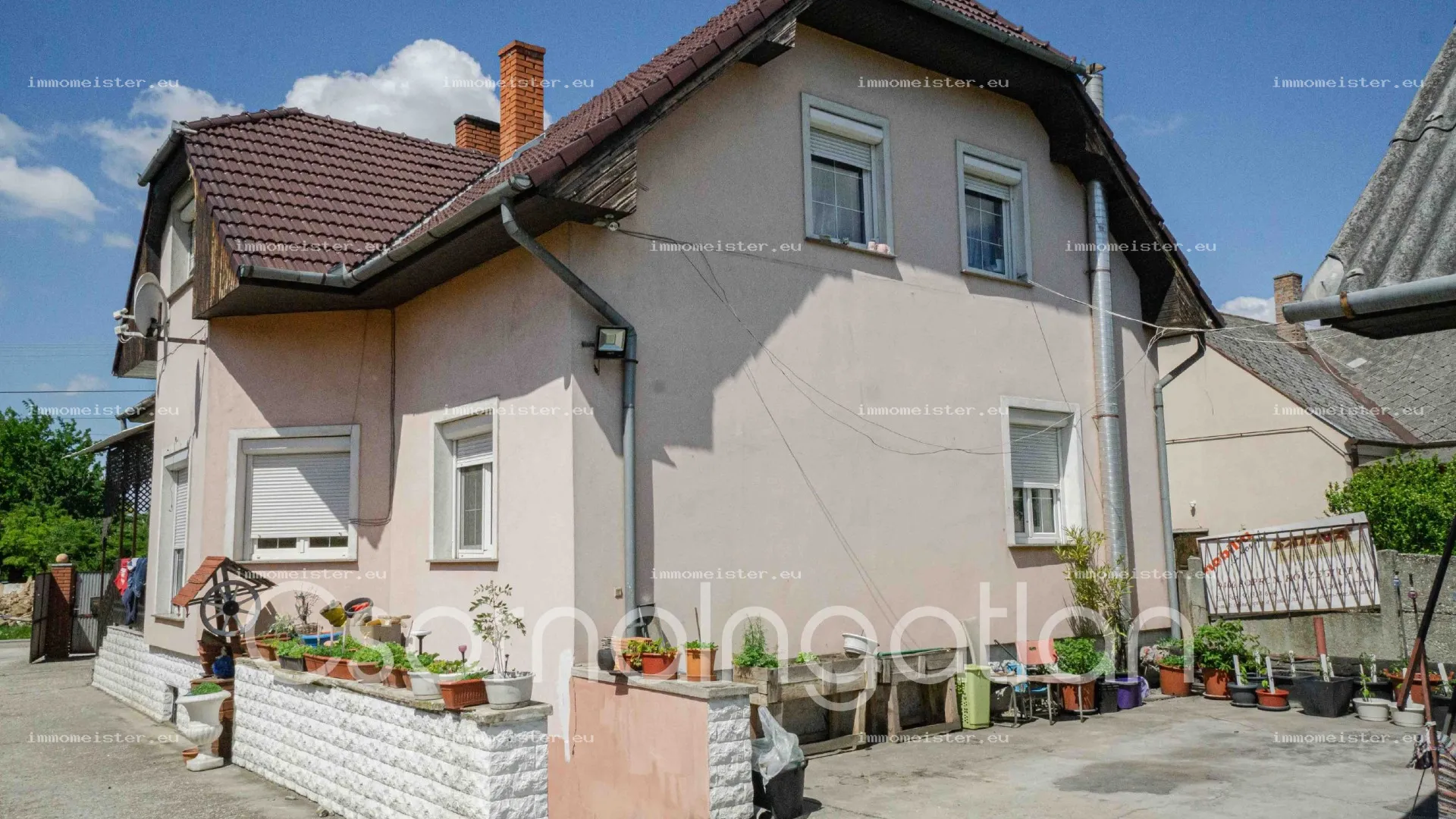 Kapuvár - háromszintes családi ház + 3 lakrész ELADÓ