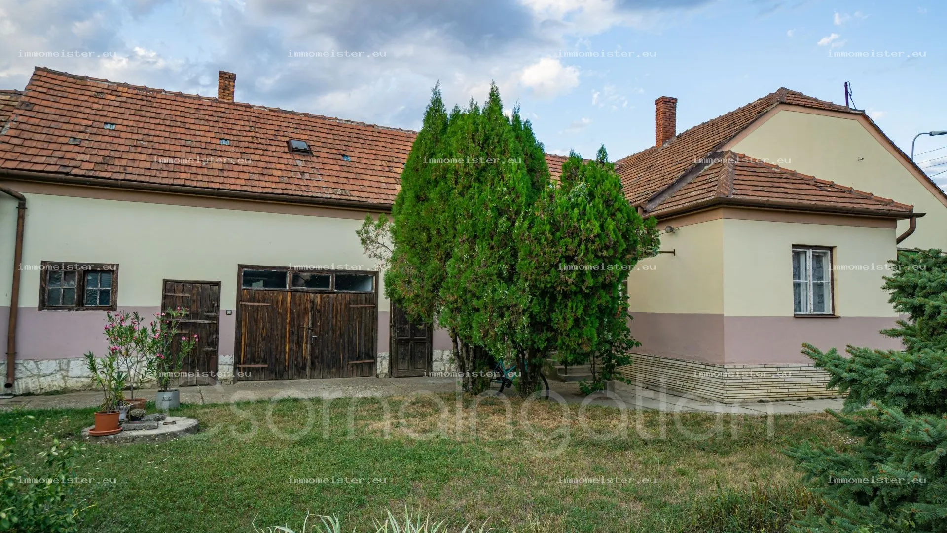 Csorna - Frekventált helyen 3 hálószoba + nappalis családi ház ELADÓ