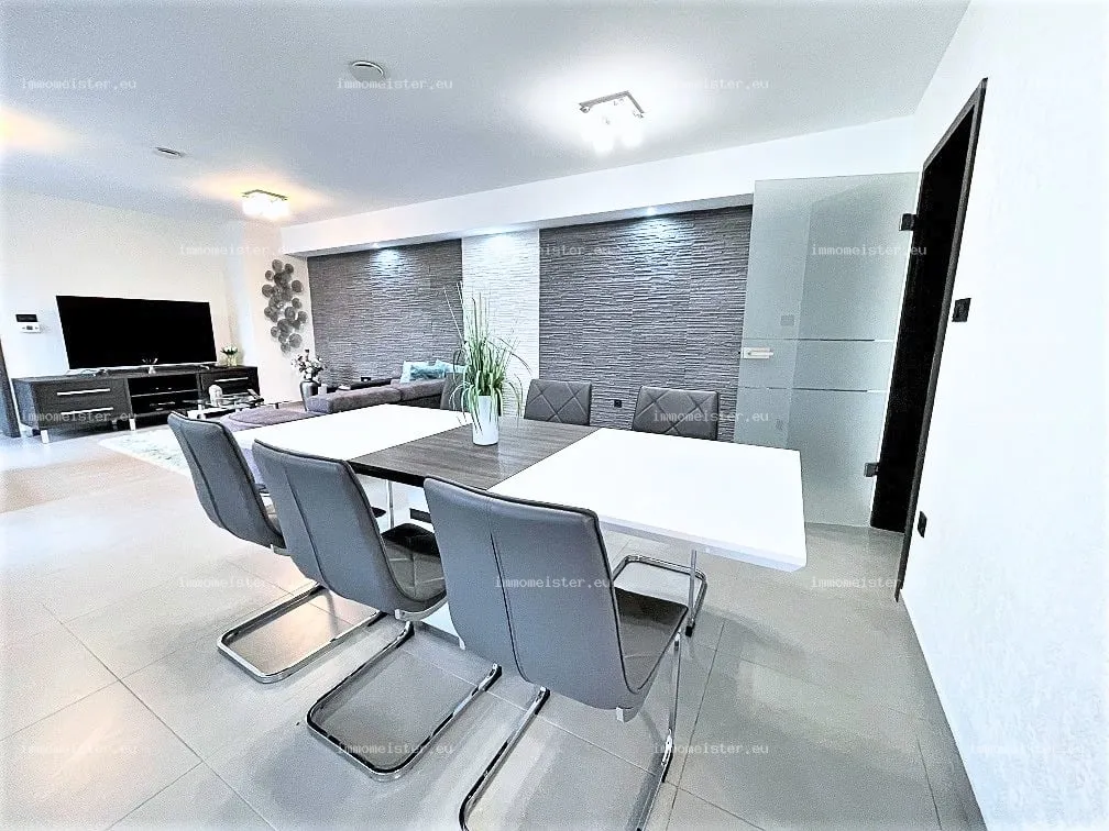 Eladó 300 m2 családi ház, Győrújbarát