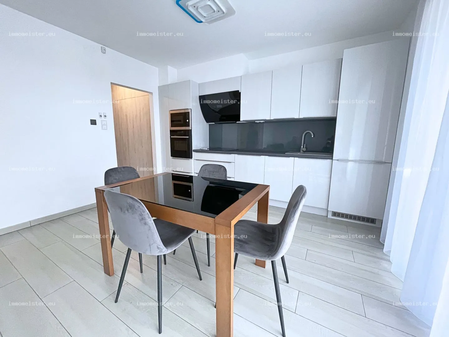 Kiadó 38 m2 tégla lakás, Győr