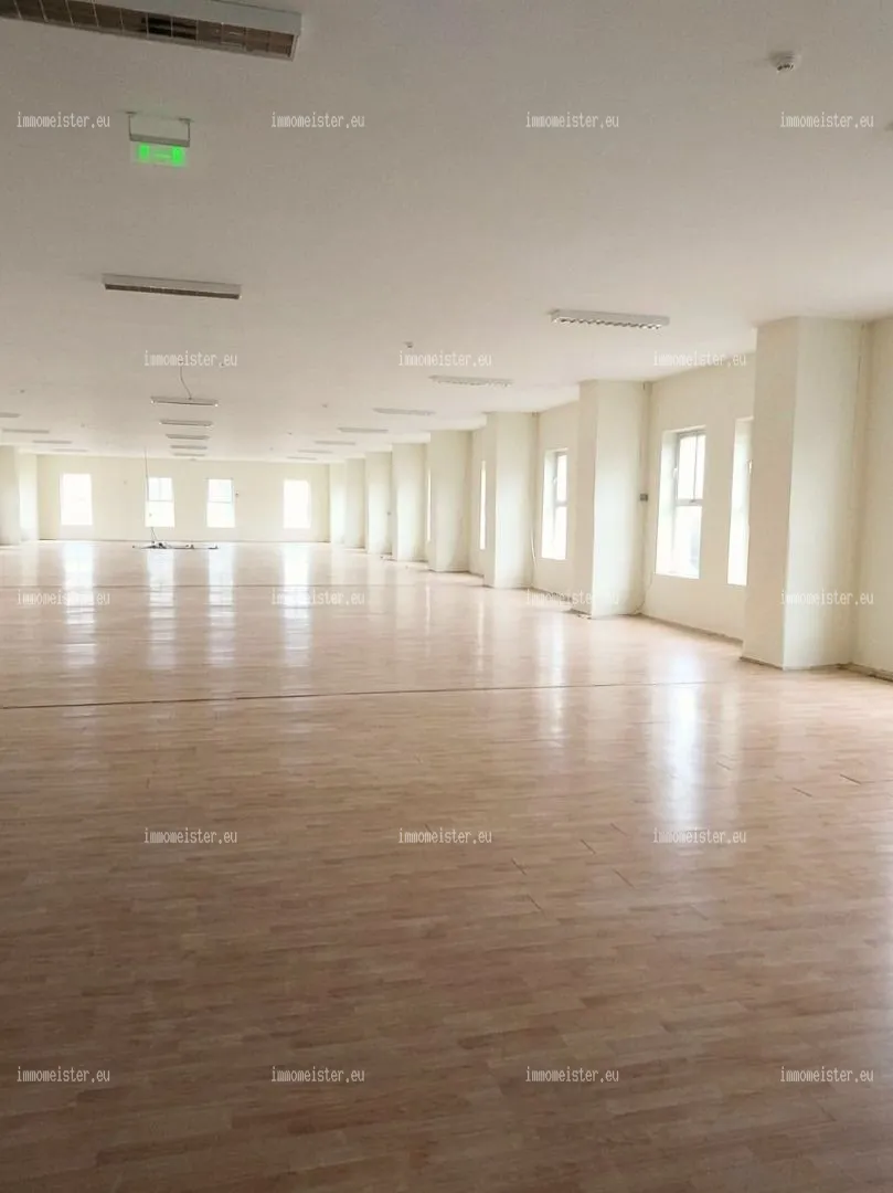 Kiadó 783 m2 üzlethelyiség, Győr
